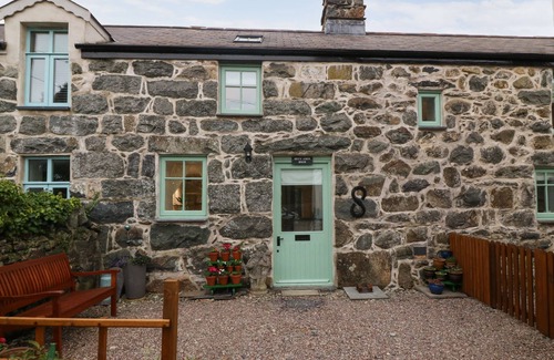 Rhyd-y-clafdy Cottage | BRYN ABER BACH, pet friendly, with hot tub in Llangybi, Gwynedd