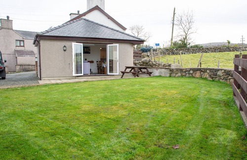 Dinas Cottage | Bryn Bethel - sleeps 6 guests in 3 bedrooms