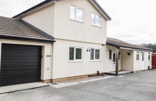 Eglwysbach House | Bryn Derw Holiday Cottage