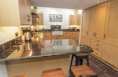 Bangor House | BRYN DERWEN COACH HOUSE, pet friendly, with hot tub in Bethesda