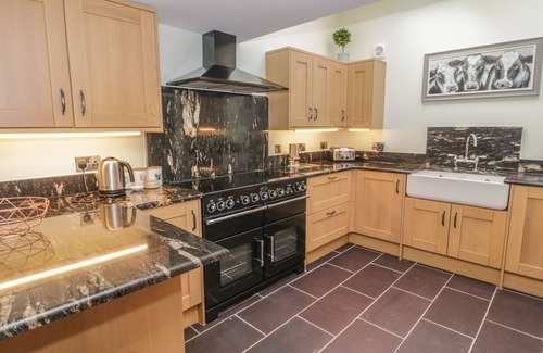 Bangor House | BRYN DERWEN COACH HOUSE, pet friendly, with hot tub in Bethesda