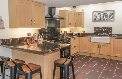 Bangor House | BRYN DERWEN COACH HOUSE, pet friendly, with hot tub in Bethesda