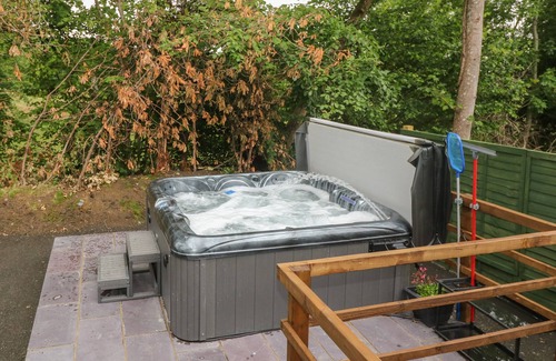 Bangor Cottage | BRYN DERWEN LODGE, pet friendly, luxury holiday cottage in Bethesda