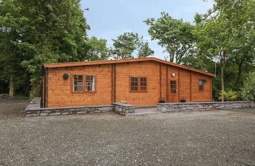 Bangor Cottage | BRYN DERWEN LODGE, pet friendly, luxury holiday cottage in Bethesda