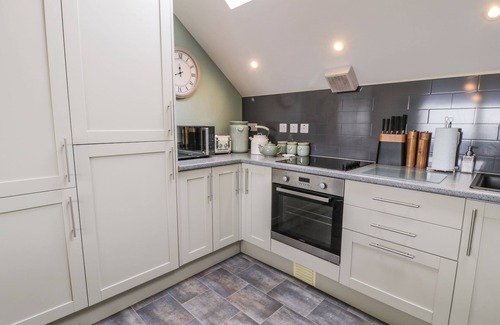 Moelfre Cottage | BRYN GOLEU, pet friendly, country holiday cottage in Moelfre