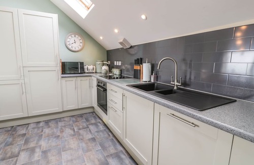 Moelfre Cottage | BRYN GOLEU, pet friendly, country holiday cottage in Moelfre