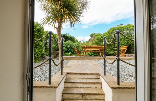 Moelfre Cottage | BRYN GOLEU, pet friendly, country holiday cottage in Moelfre