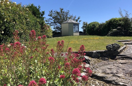 Trearddur Bay House | BRYN HYFFRYD COTTAGE. Sleeps 10, large garden, very close to the beach