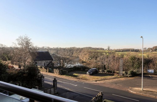 Bont Newydd Cottage | BRYN MIN MANTON APARTMENT, pet friendly, with a garden in Caernarfon