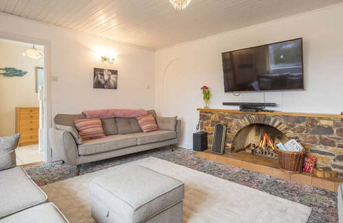 Trefin House | Bryngarw, Holiday Home Trefin, Sleeps 12, 6 bedrooms, bathrooms
