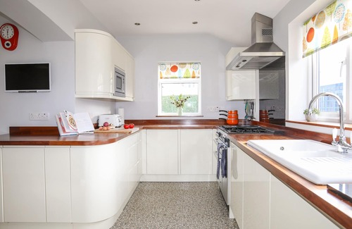 Trearddur Bay Cottage | BRYNGWYN - TREARDDUR BAY, pet friendly, with hot tub in Trearddur Bay