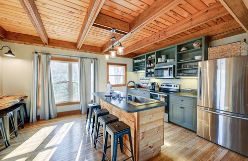 Bryson City Cabin | Bryson City Cabin: Deck & Mountain-View Hot Tub