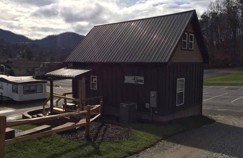 Bryson City House | Bryson City Tiny Home - Walk to it All!