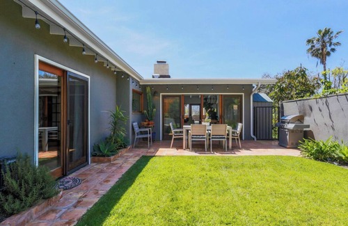 Western Malibu House | Bu Locals Beach House - Walk to the beach!