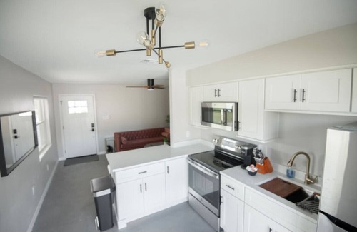Pine Castle House | Buchanon Bungalows Flamingo Suite