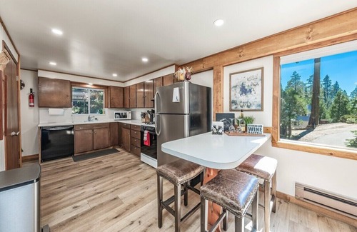 West Village Cabin | Buckeye Bear's Den-AC*-Walking Distance to town
