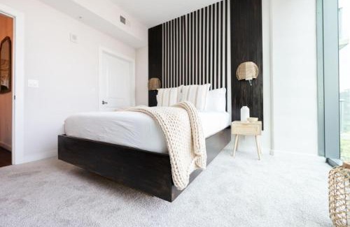 Brookhaven Apartment | Buckhead High-Rise Retreat with Pool & Balcony