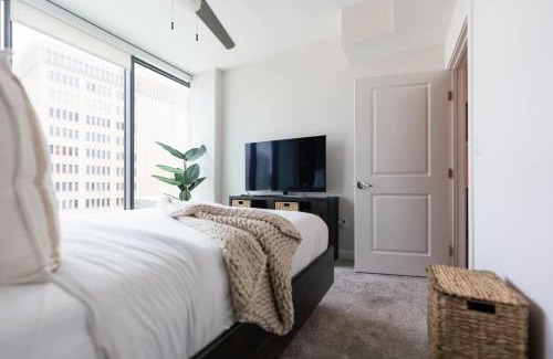 Brookhaven Apartment | Buckhead High-Rise Retreat with Pool & Balcony