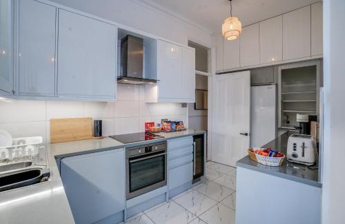 Westminster Apartment | Buckingham Palace 4br Family Stay & Cathedral View