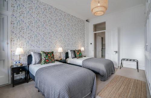 Westminster Apartment | Buckingham Palace 4br Family Stay & Cathedral View