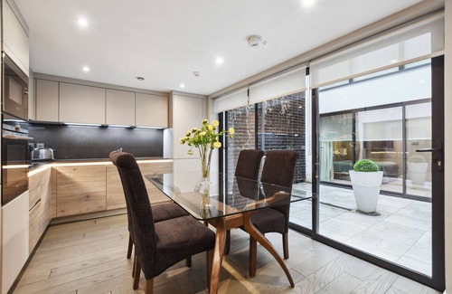 Westminster Apartment | Buckingham Palace by Aeria Apartments