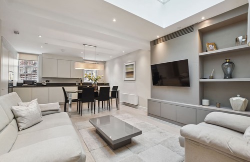 Westminster Apartment | Buckingham Palace by Aeria Apartments