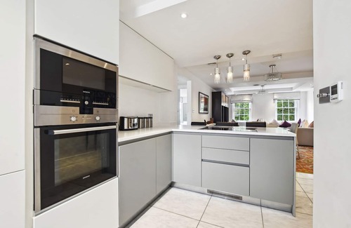 Westminster Apartment | Buckingham Palace by Aeria Apartments