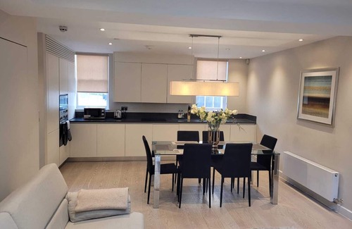 Westminster Apartment | Buckingham Palace by Aeria Apartments