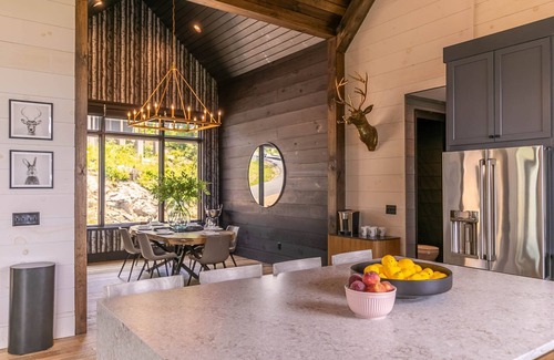 Elk Park House | Bucks and Bunnies at Eagles Nest - new, luxury with huge views, hot tub