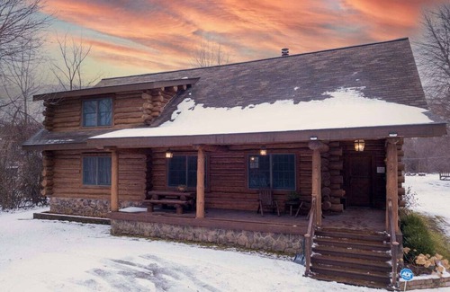 Canton House | Bud's Paradise- A beautiful cabin in the woods!