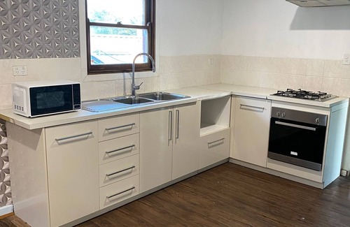 Lockridge House | Budget Accommodation/Entire house/ (well connected with public transport