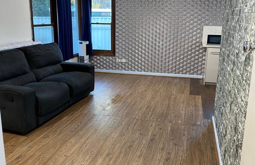 Lockridge House | Budget Accommodation/Entire house/ (well connected with public transport