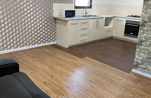 Lockridge House | Budget Accommodation/Entire house/ (well connected with public transport