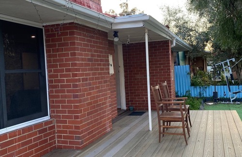 Lockridge House | Budget Accommodation/Entire house/ (well connected with public transport