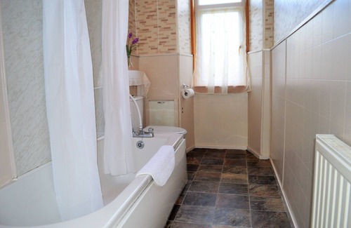 Innellan Apartment | Budget apartment accommodation in Dunoon Sleeps 5 in 2 bedrooms