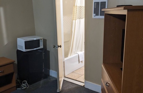 Hendersonville Hotel | Budget Daily/Weekly rentals at Rainbow Motel located in Hendersonville, NC.nn