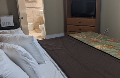Hendersonville Hotel | Budget Daily/Weekly rentals at Rainbow Motel located in Hendersonville, NC.nn