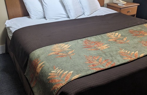 Hendersonville Hotel | Budget Daily/Weekly rentals at Rainbow Motel located in Hendersonville, NC.nn