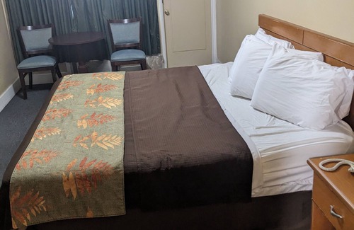 Hendersonville Hotel | Budget Daily/Weekly rentals at Rainbow Motel located in Hendersonville, NC.nn