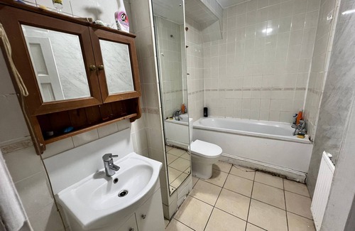 College Park and Old Oak House | Budget Double Room in Hammersmith