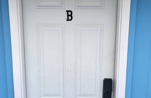 Wailuku Apartment | Budget Downtown Studio-B with European Bunk Beds, AC, WIFI & 4 free Streamers!