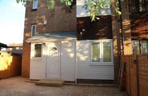 Thamesmead East Ski Chalet | Budget Ensuite Room in Thamesmead