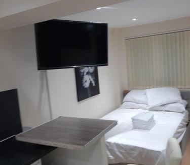 Thamesmead East Ski Chalet | Budget Ensuite Room in Thamesmead