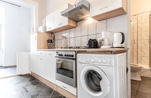 Rudolfsheim-Funfhaus Apartment | Budget-Friendly 2+1 Haven: Central Vienna Delight