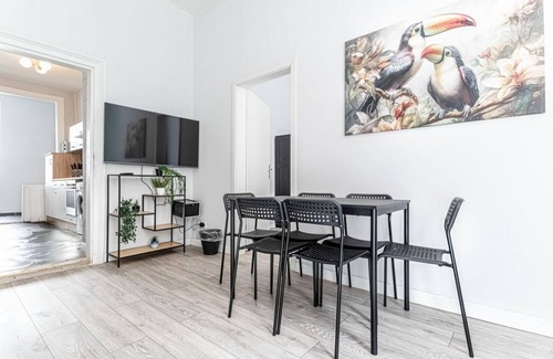 Rudolfsheim-Funfhaus Apartment | Budget-Friendly 2+1 Haven: Central Vienna Delight