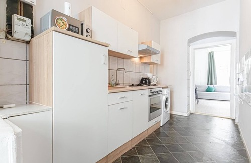 Rudolfsheim-Funfhaus Apartment | Budget-Friendly 2+1 Haven: Central Vienna Delight