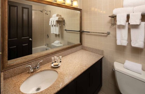 West Bellevue Hotel | Budget-Friendly Accommodations at Red Lion Hotel Bellevue! Outdoor Pool