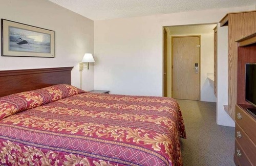 Evanston House | Budget-friendly Accommodation in Knights Inn Evanston! Free Onsite Parking