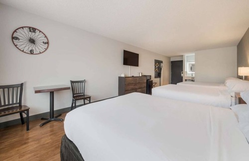 Ontario Hotel | Budget-friendly Accommodation! Indoor Pool, Pets Allowed, Free Breakfast