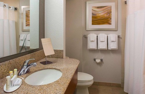 South Lowell Hotel | Budget-Friendly Bliss! 2 Posh Units, Close to New England Quilt Museum